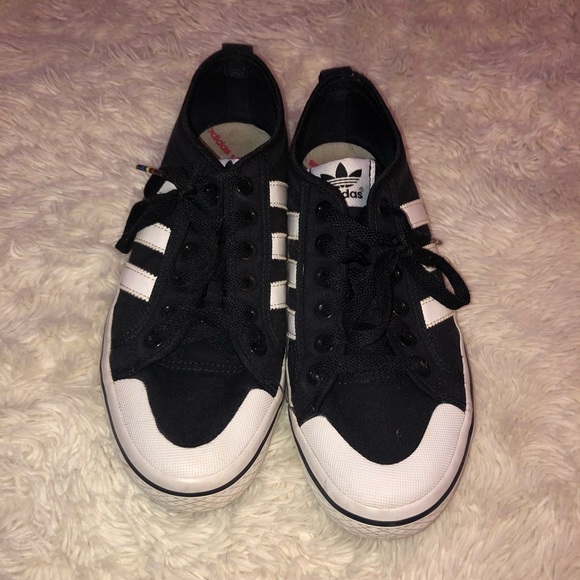 Size 8 women’s addidas superstar black white strip - Picture 4 of 4